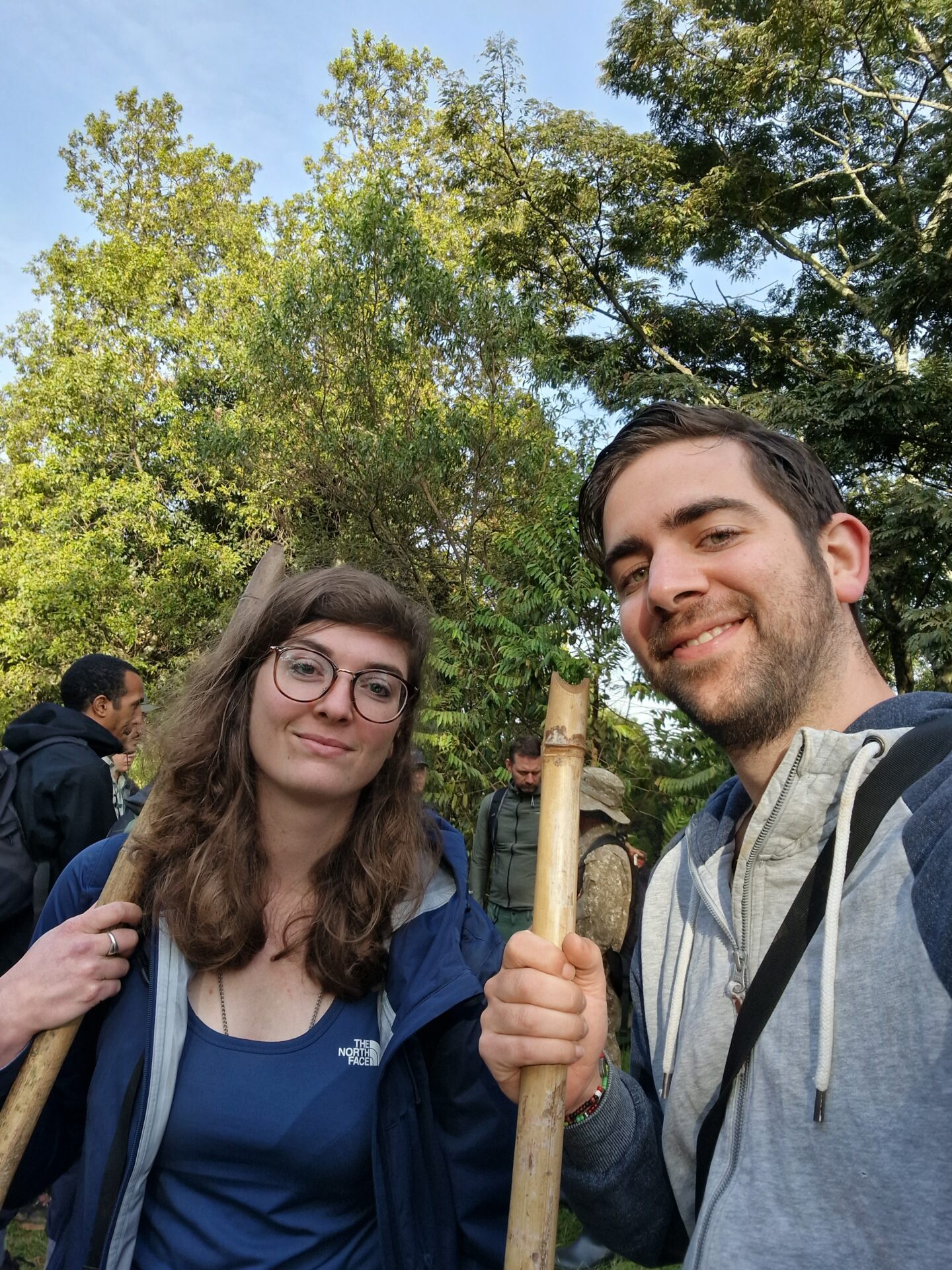 Foto van Julian de Bruin en Margot Jacobs voorafgaand aan de gorilla trekking in Bwindi impenetrable Forest in Oeganda tijdens een selfdrive rondreis.